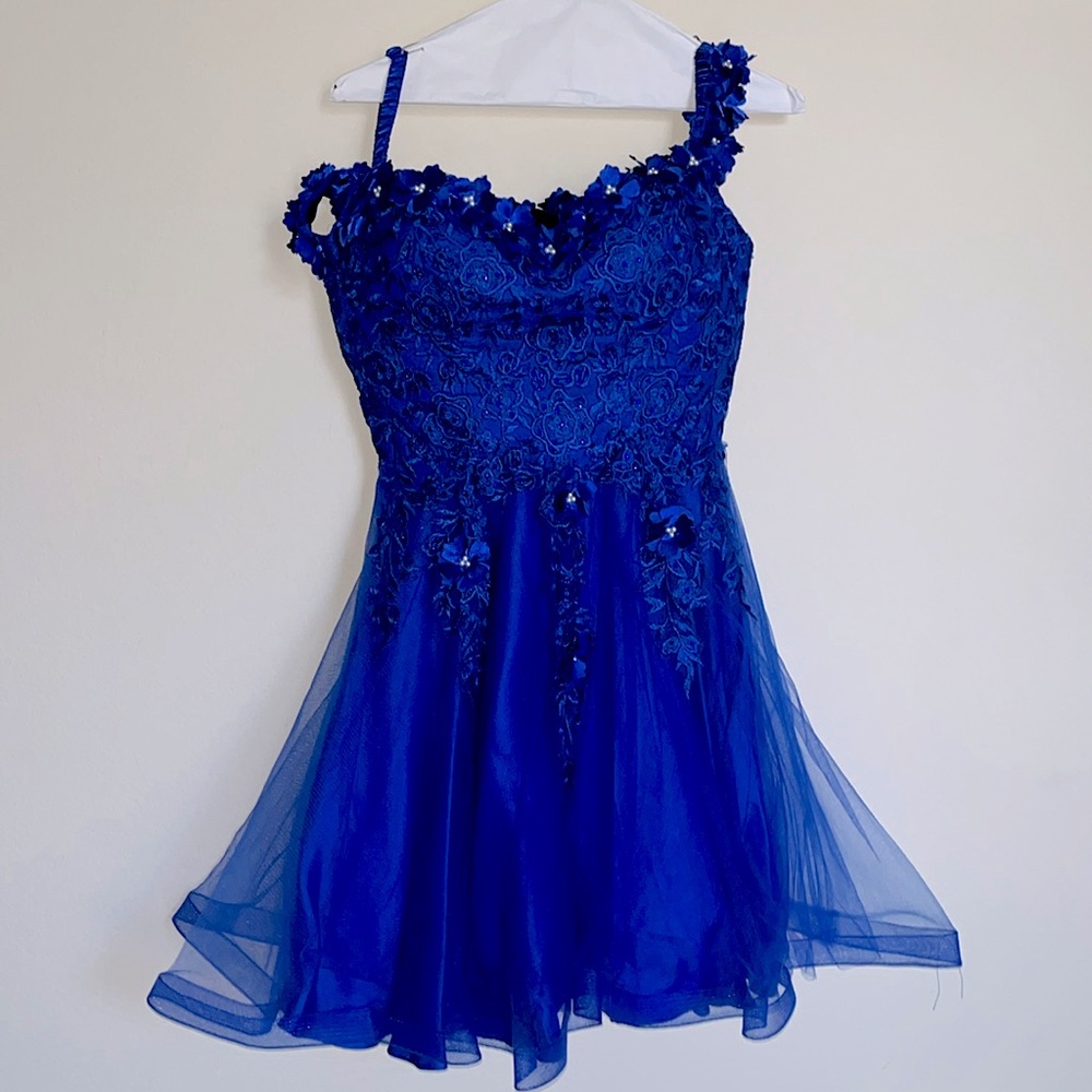 Blue dress with floral detailing
v type neck line 
flow style bottom